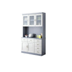 Cucina in legno, credenza bianca, portabottiglie integrato