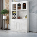 Cucina in legno, credenza bianca, portabottiglie integrato