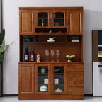 Cucina in legno, credenza bianca, portabottiglie integrato